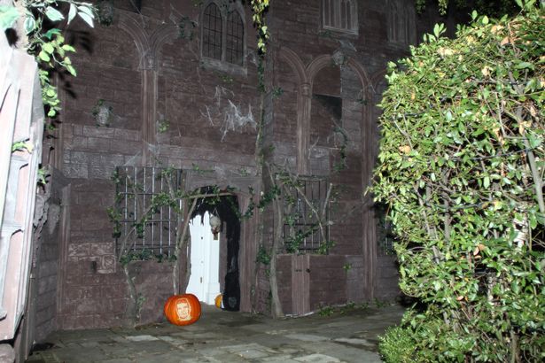 jonathan-ross-has-the-exterior-of-his-house-decorated-for-halloween