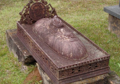 victorian-cast-iron-grave-monument-detail