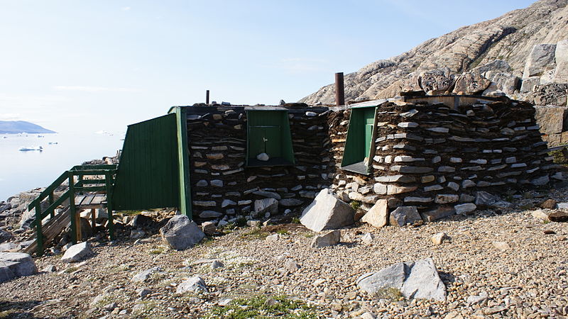 800px-uummannaq-santa-claus-turf-hut