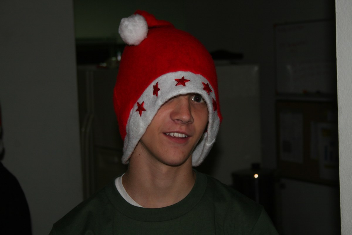 daxwearingsantahat