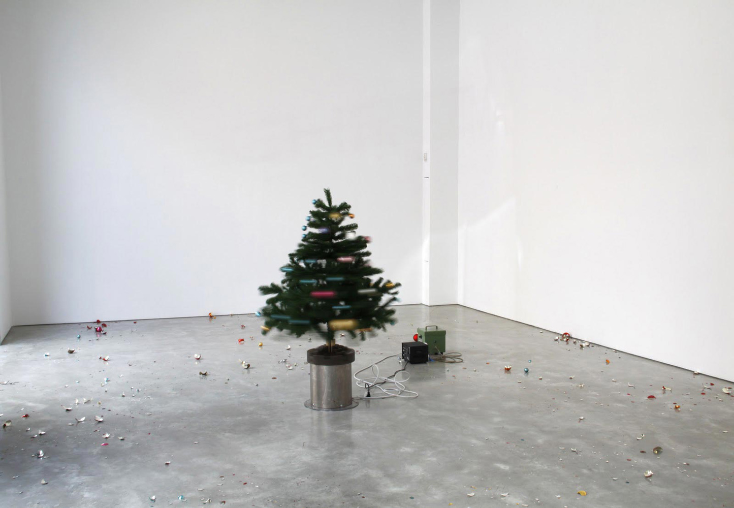 roman-signer-zimmer-mit-weihnachtsbaum-room-with-christmas-tree-2010