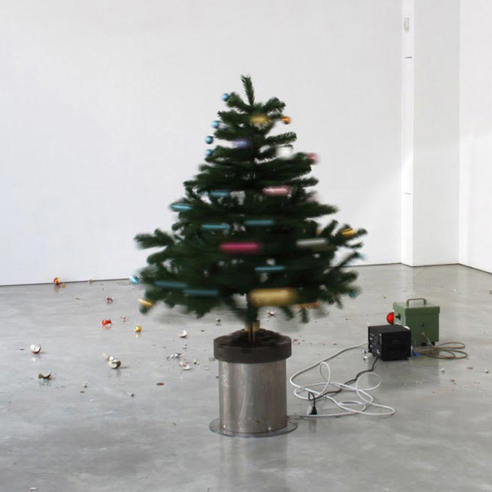 roman-signer-zimmer-mit-weihnachtsbaum-room-with-christmas-tree-2010_