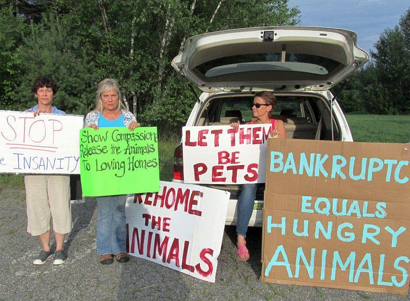 vpr-santas-land-protesters-20140716