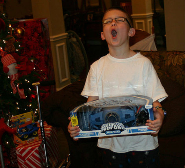 happy_and_excited_children_on_christmas_morning_640_11