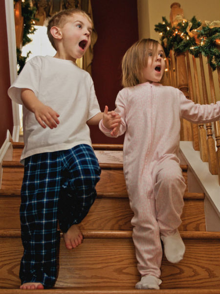 happy_and_excited_children_on_christmas_morning_640_18