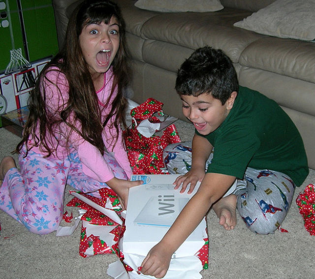 happy_and_excited_children_on_christmas_morning_640_20