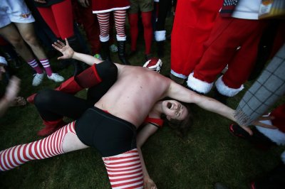 this-father-christmas-has-unfair-weight-advantage-this-impromptu-xmas-wrestling-match-during