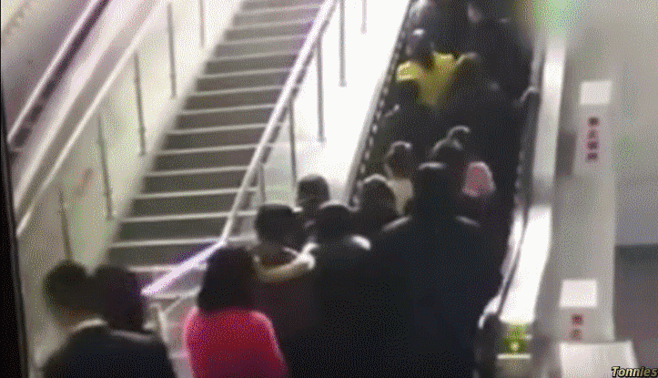 [Image: China-Escalator-Fail-Shoppers-fall-like-...ection.gif]
